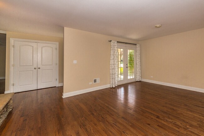 Building Photo - 116 E Brittany Dr