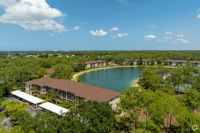 5716-5792 Deauville Cir Nápoles, FL 34112-3222 - Deauville Lake Club