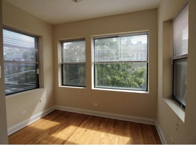 Sunroom - 3214 W Argyle St