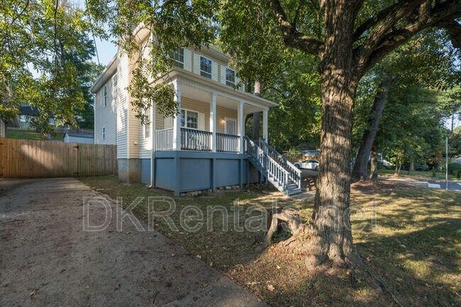 Building Photo - 1331 Memorial Dr SE