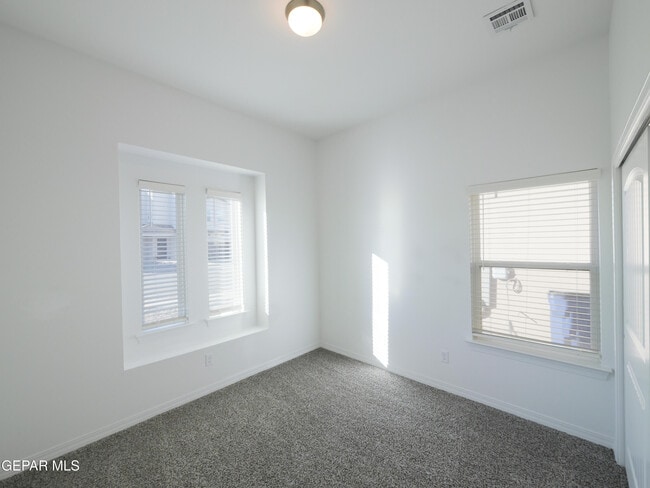 Building Photo - 913 Ada Ln