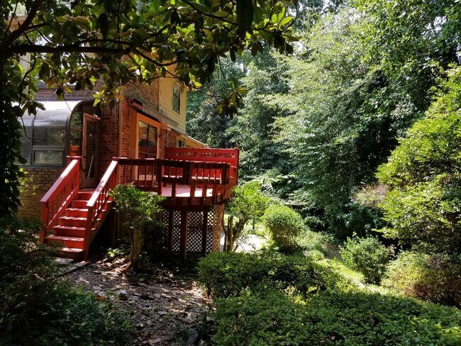 Foto del edificio - 1310 Barkwood Pl NW