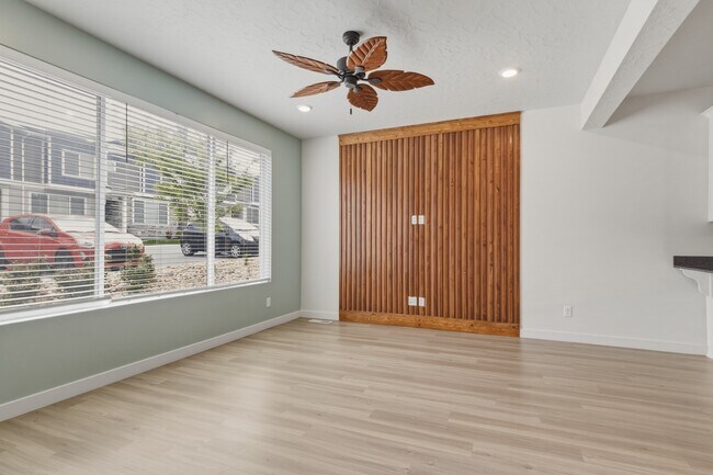 Building Photo - Herriman Town Home