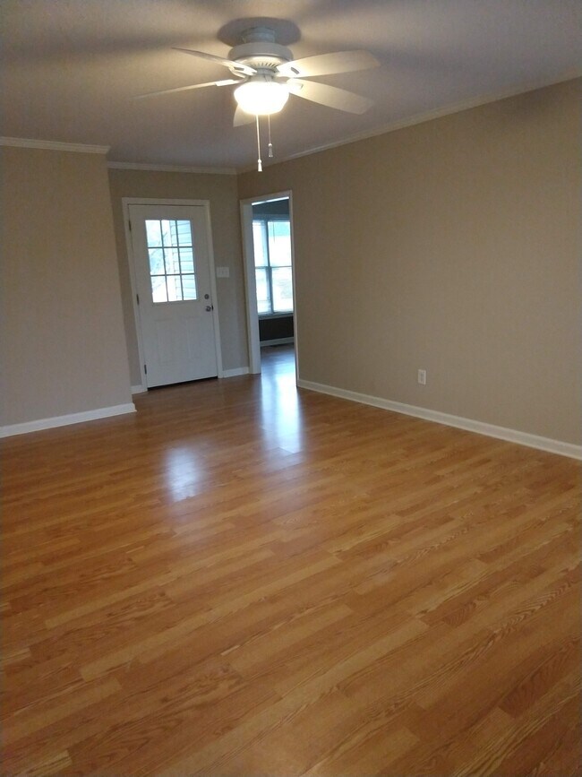 Family room - 115 Hillcrest Dr