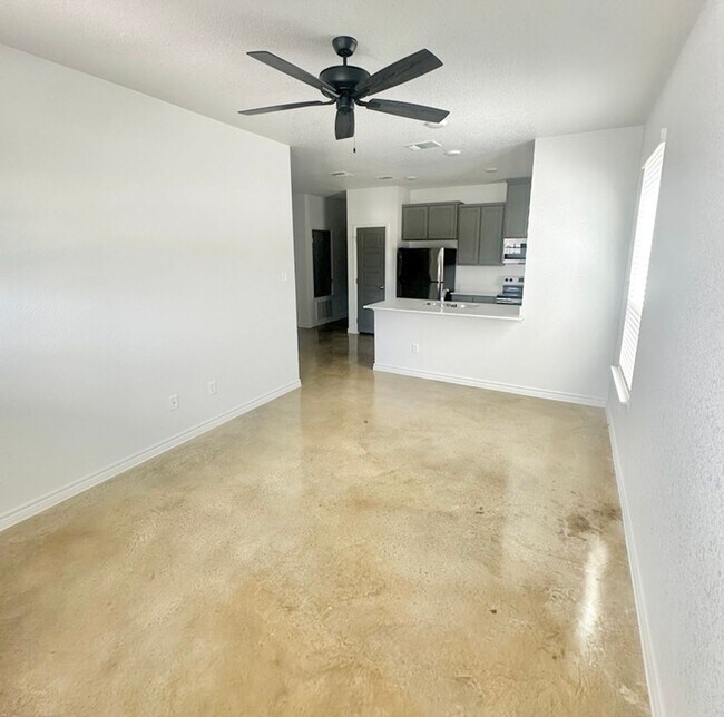 Building Photo - Beautiful New Duplex Home!