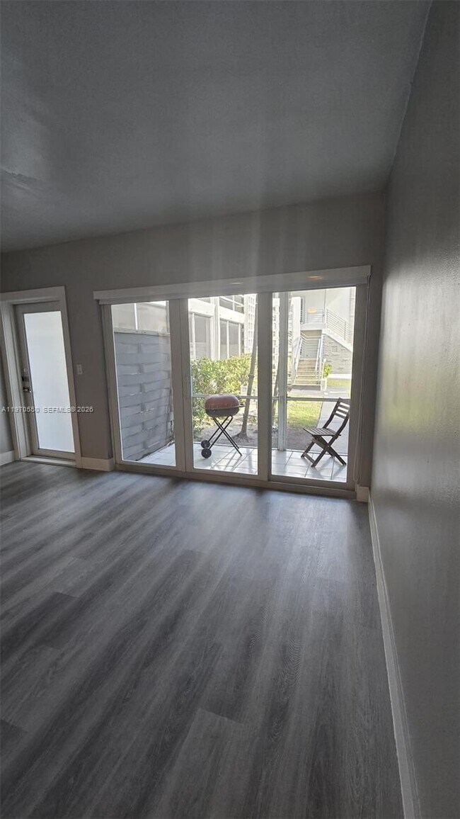 Foto del edificio - 9200 E Bay Harbor Dr