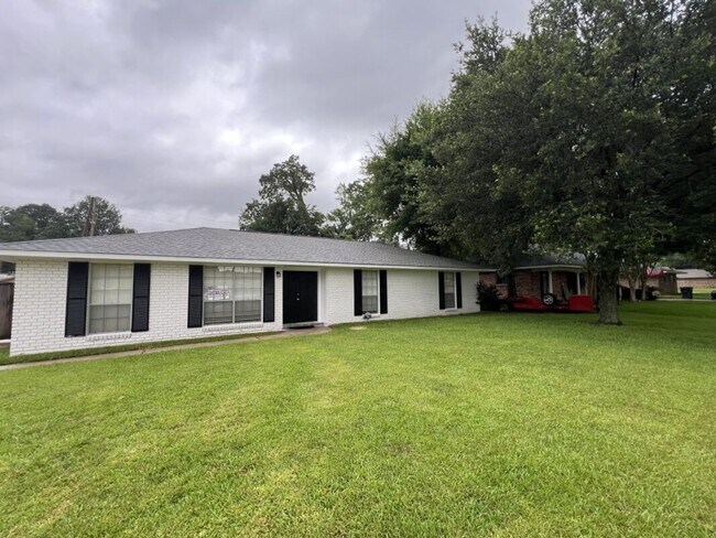 Foto del edificio - Freshly Updated 3 Bedroom Home with Generator, Fenced Yard & Double Carport
