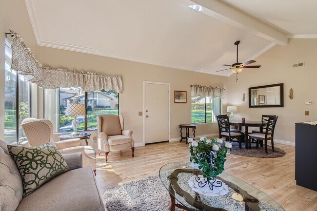 Foto del edificio - 2 Bedroom 1 Bath - Single Level Townhome Available mid June