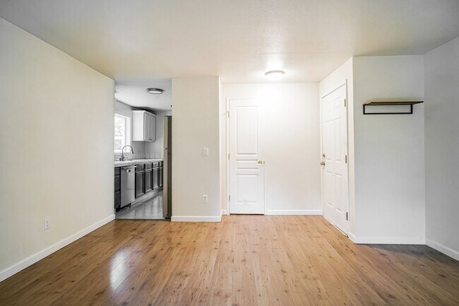 Foto del edificio - 3BD 1.5BA + Townhouse w/2-Car Garage + AC + Fenced Yard + Garage + Fireplace