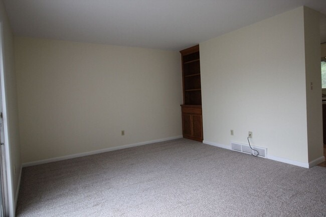 Building Photo - 220 Clover Ln