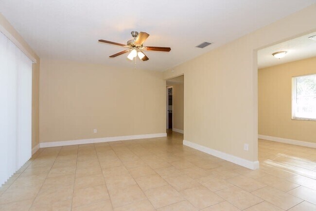 Foto del edificio - 8022 Pine Hill Dr