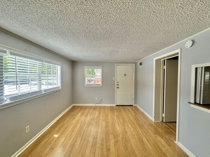 Foto principal - 1 Bed 1 Bath at Broadway Apartments! All B...