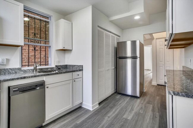 Building Photo - Beautifully Renovated 2BD/1BA Row Home in ...