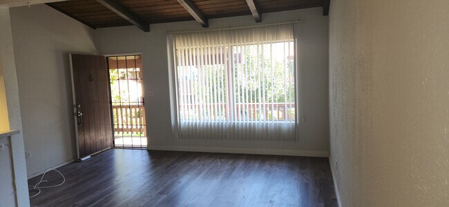 vaulted ceilings - 1000 W MacArthur Blvd
