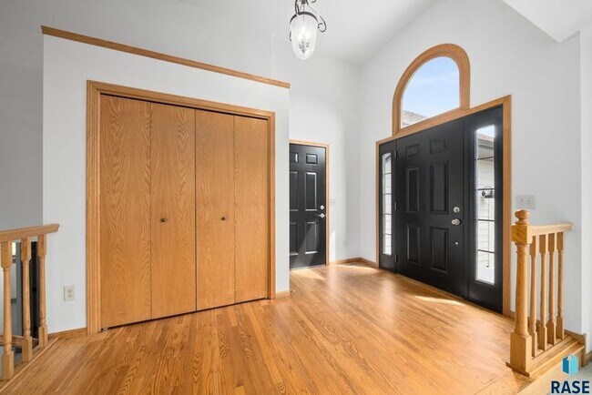 Building Photo - Charming Multi-Level Home! Large Backyard,...