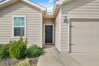 Building Photo - 718 Crystal Lakes Dr