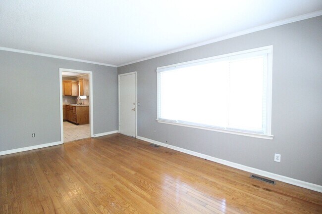 Building Photo - 2 Bedroom 1 Bath Home in Roeland Park