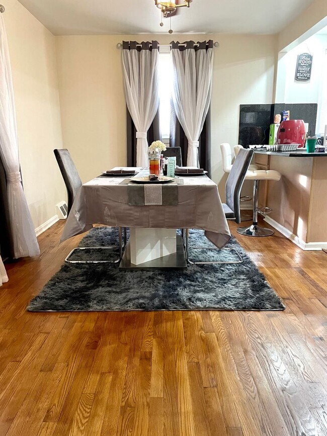 Building Photo - Luxurious 3-Bedroom Townhome in Sharon Hil...