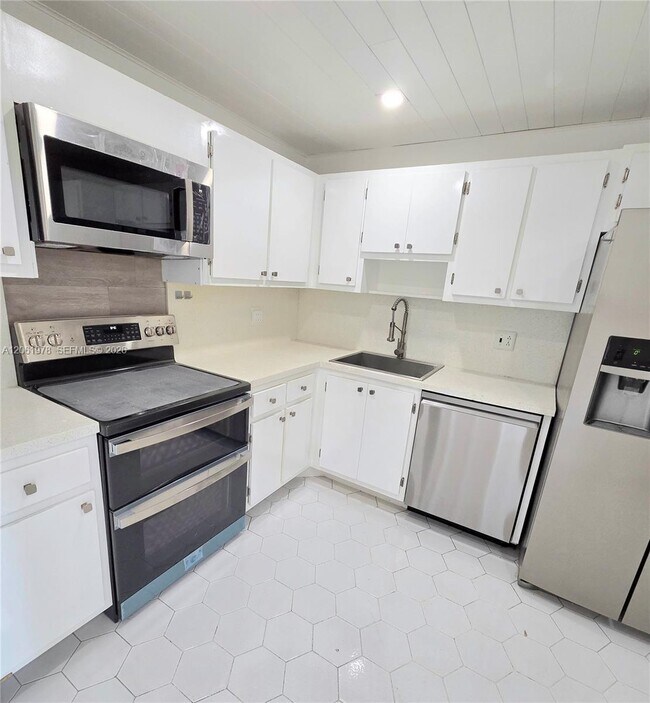 Foto del edificio - 4030 W Palm Aire Dr