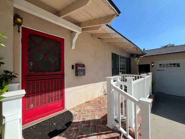 Building Photo - Canoga Park 3BR w/pool + great backyard, o...