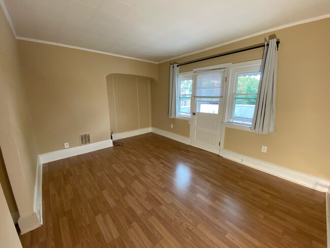 Living Room w/ Back Deck - 214 Rochelle Ave