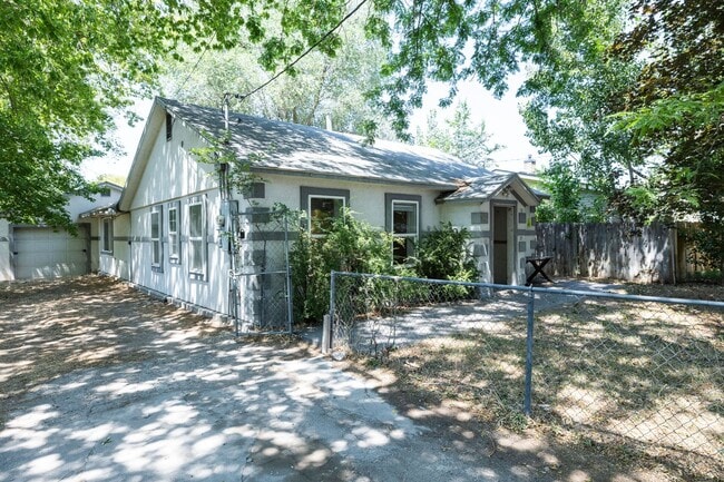 Building Photo - Quaint 4 Bed 2 Bath Home in Pocatello!