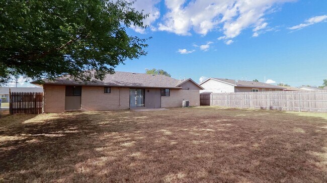 Building Photo - 2204 Lafayette Dr