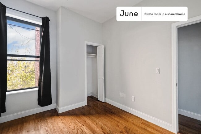 Building Photo - Private bedroom in 4 bed/1 bath Home