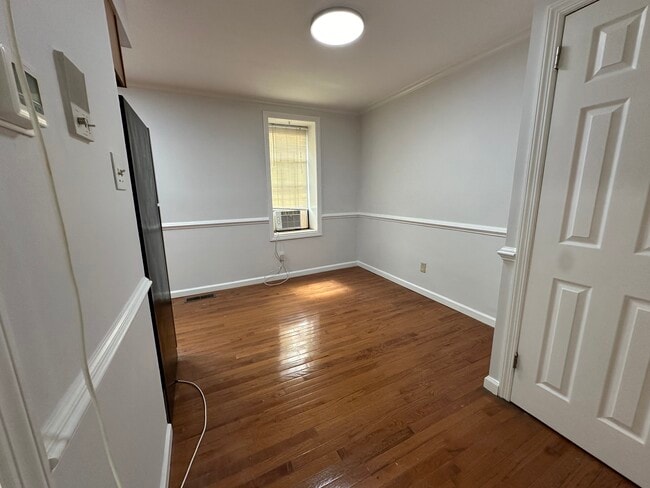 Building Photo - 2333 Catharine St
