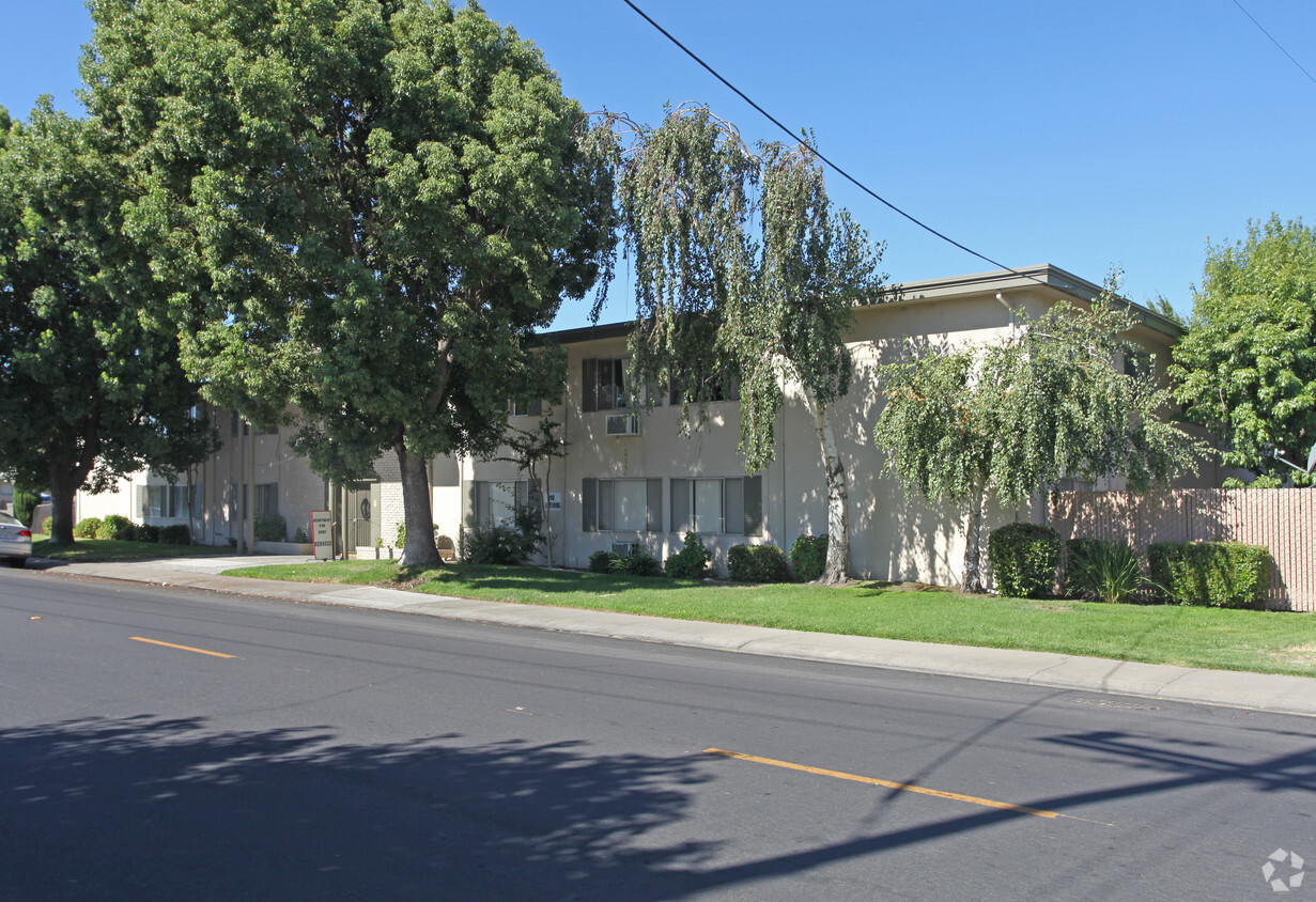 Primary Photo - Yosemite Apartments