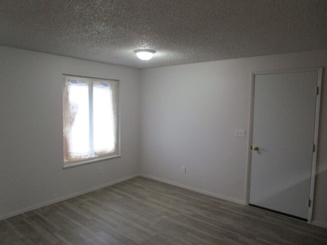 Foto del edificio - 3 Bedroom Home with Fenced Yard, Located Next to Crook County High School - Garbage Included! Ava...