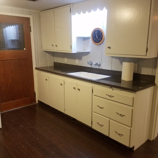 Sink &amp; cabinets - 535 SE South St