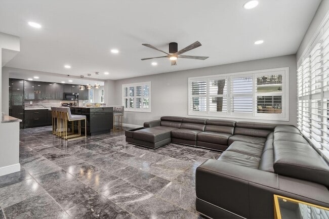 Foto del edificio - 372 Golfview Rd