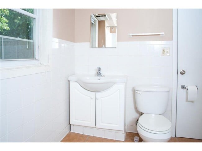 Building Photo - Huge 5 Bedroom- University of Saint Thomas...