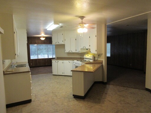 Building Photo - 6433 Rosewood Dr