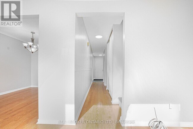 Building Photo - 890 Cahill Dr W