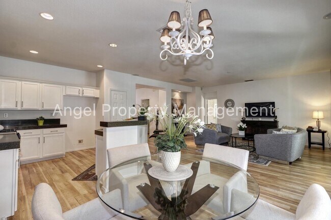 Building Photo - 8419 Zinnia Way