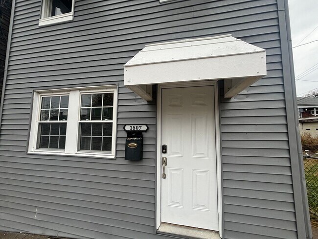 Photo - Newly Renovated 2 Bedroom House for Rent!