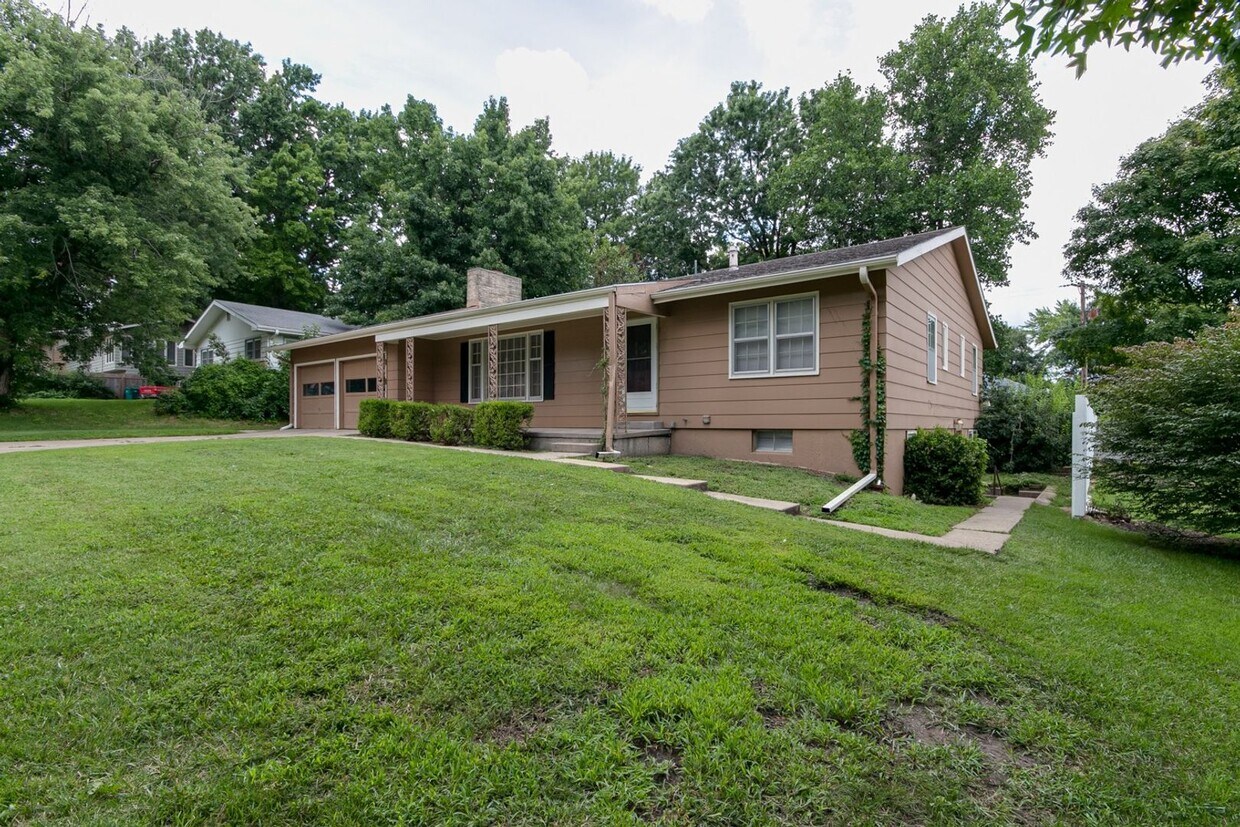 Primary Photo - #6 Bedroom House with Awesome Yard Plus Ga...
