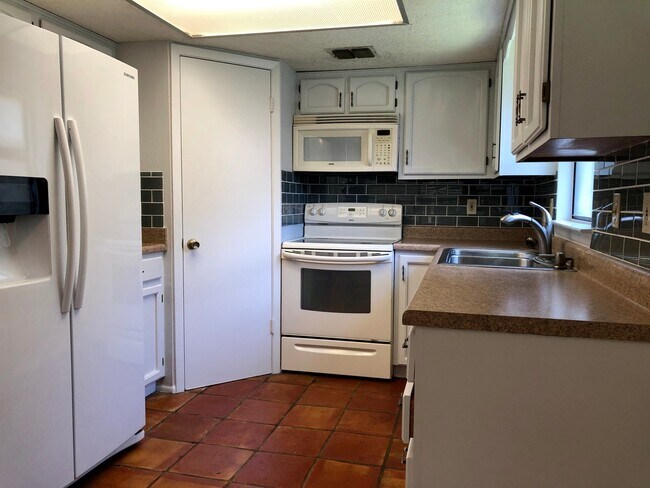 Building Photo - 6726 Country Field Dr