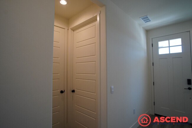 Building Photo - Lovely Home Near Frontier Highschool!