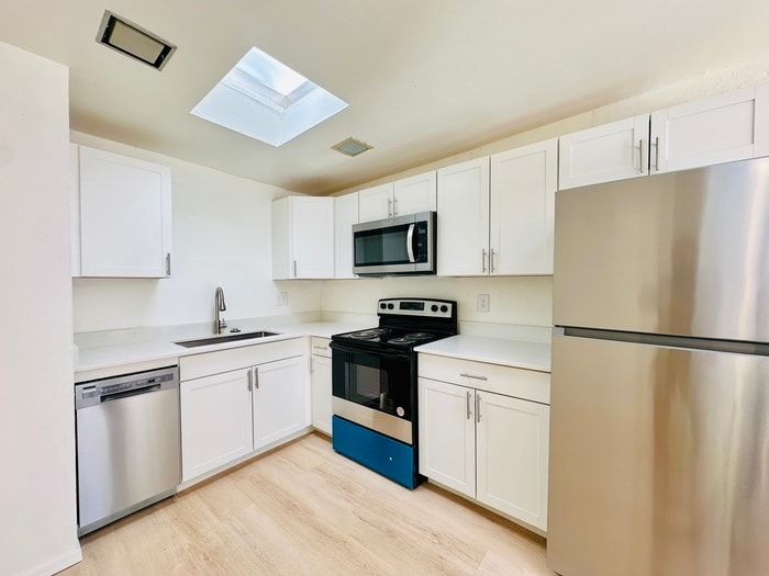 Primary Photo - Modern Style Renovated 2 Bedroom with Wash...