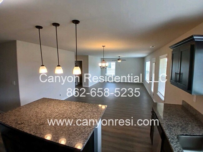 Building Photo - MUST SEE Fantastic 4BR 2/5 BA near everyth...