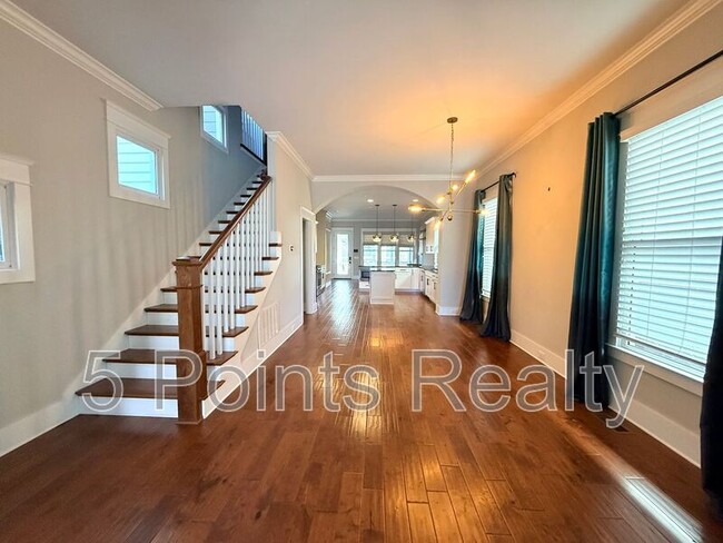 Building Photo - 2209 10th Ave S