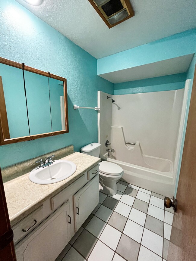 Building Photo - 512 Brady Dr