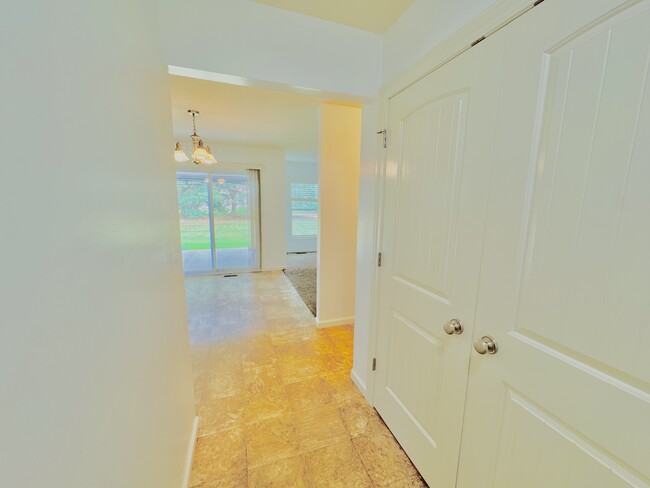 Foto del edificio - 2102 Oakwood Dr