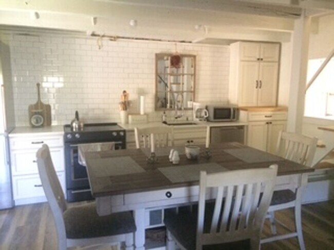 Foto del edificio - Great in town location