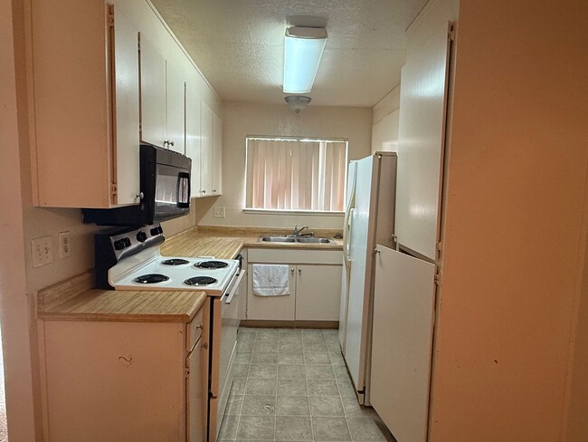 Building Photo - 2 Bed, 1 Bath Home with 1-Car Garage in Qu...