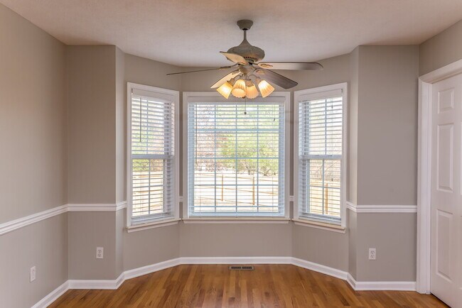 Building Photo - 107 Walton Trce S