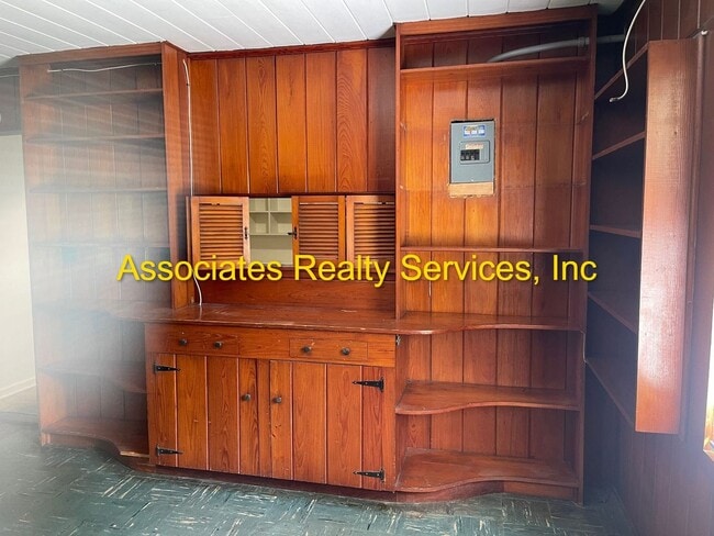 Building Photo - Large House, Close to Campus